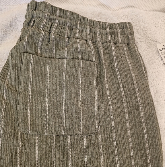 NWT Ruby & Wren Gauzy Cropped Drawstring Wide Pant. Lichen/White 2X - Picture 2 of 9